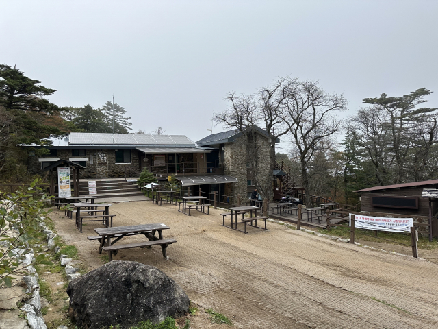 출발 7시간 만에 도착한 연하천 대피소. 구름이 드리우면서 갑자기 날이 추워졌다.