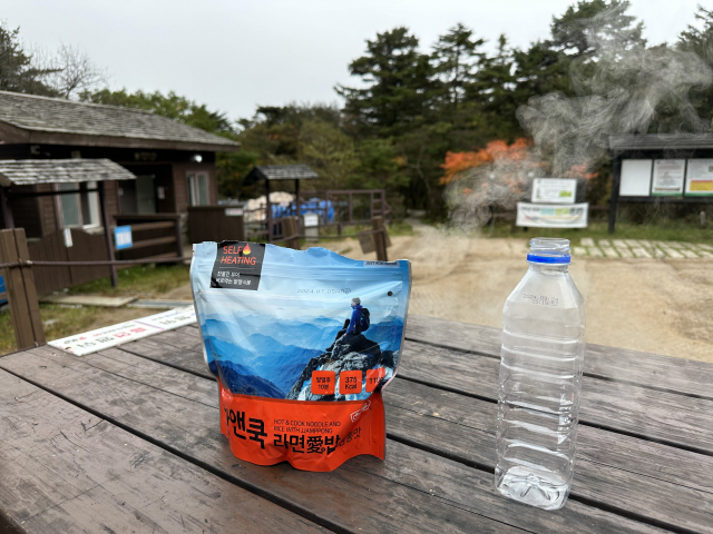 물만 부으면 안에서 끓어오르는 전투식량. 따뜻한 국물이 있는 라면밥으로 몸을 녹인다.