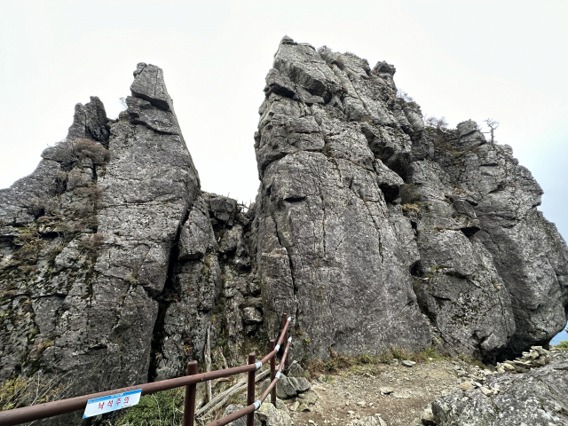우뚝 솟은 형제봉의 두 바위. 예사롭지 않은 기운이 느껴진다.