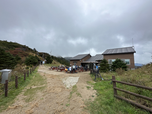 오후 2시 넘어서 벽소령대피소에 닿았다. 세석대피소까지 가려면 원래 오후 2시엔 벽소령을 출발해야 한다.