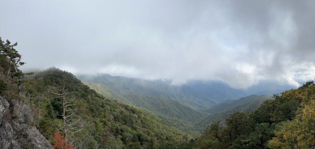 선비샘 전망대에서 바라본 풍광. 산에서 구름이 피어오르는 듯히다.