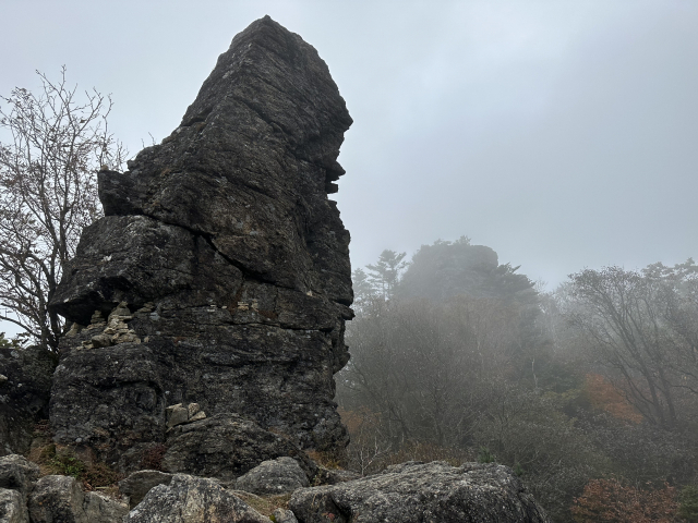 칠선봉 주변으로 구름안개가 자욱해 신선이 사는 마을 같다.
