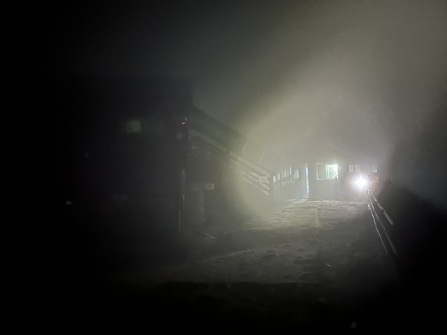 장터목대피소의 취사장 불빛. 천왕봉을 오르기 위한 마지막 베이스캠프다.