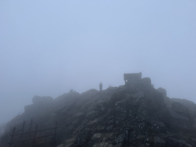 천왕봉 정상 바위가 온통 구름에 둘러싸여 있다.