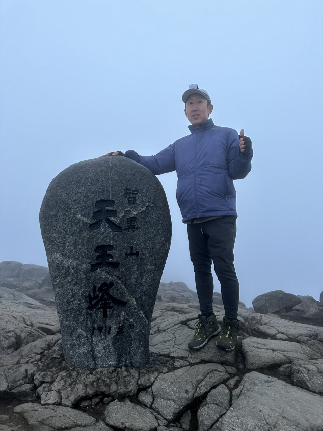 천왕봉 정상 표석에서 기념사진을 찍었다. 다양한 포즈를 구상했지만 다음 사람을 위해 빨리 비켜 줘야 한다.