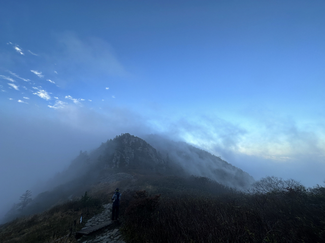 천왕봉에서 장터목대피소로 하산하는 길. 구름이 조금씩 걷히고 있다.