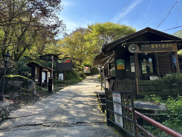 오전 11시, 세석대피소 출발 8시간 만에 종착지인 백무동탐방지원센터에 도착했다. 무사히 종주를 마친 것만으로도 지리산에 감사할 일이다.