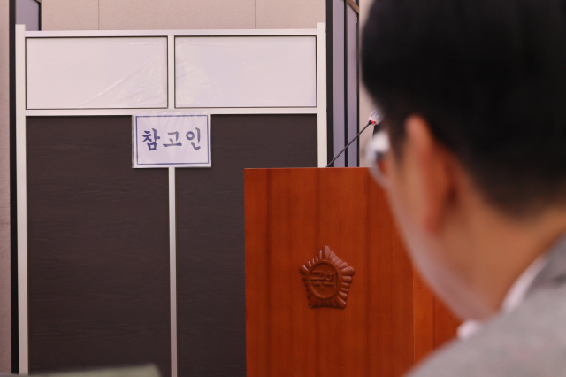 '부산 돌려차기' 사건 피해자가 20일 국회 법제사법위원회에서 열린 부산지법 등에 대한 국정감사에 출석해 비공개로 증언하고 있다. 연합뉴스