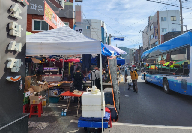 22일 경남 창원시 의창구 소답시장 앞 차로에 버스와 시민이 뒤엉켜 있다. 강대한 기자