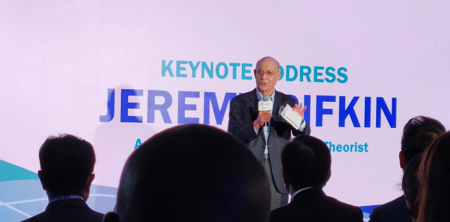세계적 석학 제러미 리프킨이 24일부터 부산롯데호텔에서 열리는 2023 세계해양포럼에서 기조연설을 한다. 지난 9일(현지시간) 프랑스 파리에서 열린 2030 부산엑스포 심포지엄에서 부산 지지 연설을 하는 모습. 연합뉴스