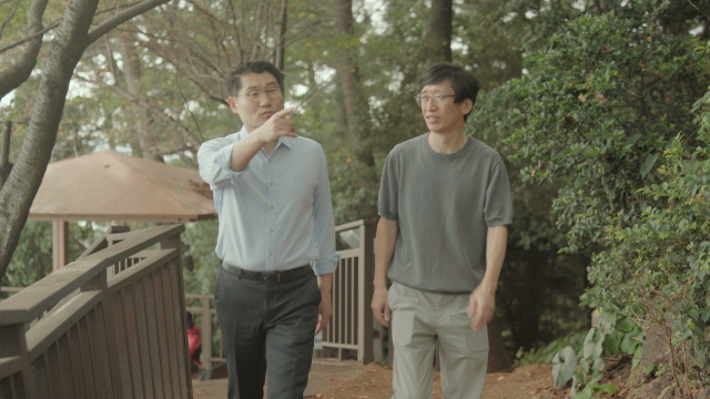 뇌전증은 유전되는 경우가 아주 드물다. 약물로 70%가량 치료되지만 해결되지 않으면 수술을 고려할 수 있다. 해운대구 문탠로드를 걷고 있는 해운대백병원 신경외과 김해유(왼쪽) 교수.