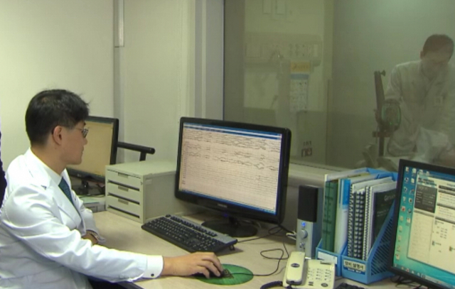 뇌파검사를 진행하는 김 교수.