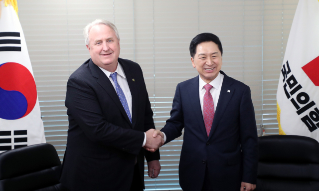 국민의힘 김기현(오른쪽) 대표와 인요한 혁신위원장이 23일 오후 서울 여의도 국민의힘 중앙당사에서 면담하기 전 악수하고 있다. 연합뉴스