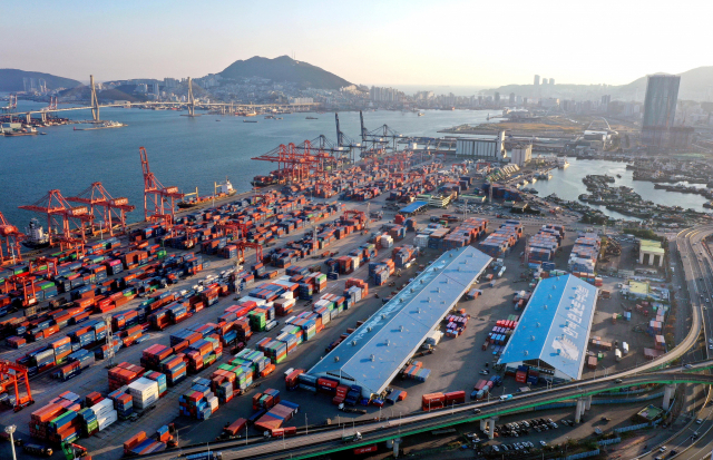 부산항 북항 2단계 재개발 대상지이자 2030부산세계박람회 개최 예정 부지인 부산 동구 자성대부두의 운영사인 한국허치슨터미널이 감만부두(1번 선석)로 단계적 이전을 시작했다. 부산 동구 자성대부두와 북항 재개발 지역 전경. 정종회 기자 jjh@