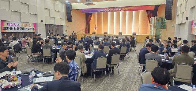 양산시 시민통합위원회는 24일 비즈니스센터 내 컨벤션센터에서 출범 1주년 정기회의를 가졌다. 김태권 기자