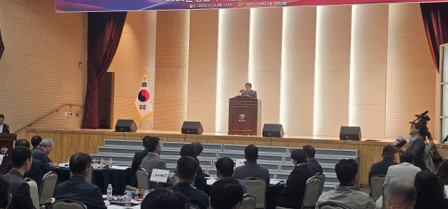 나동연 양산시장이 24일 출범 1주년을 맞은 시민통합위원회 정기 회의에 참석해 인사 말씀을 하고 있다. 김태권 기자