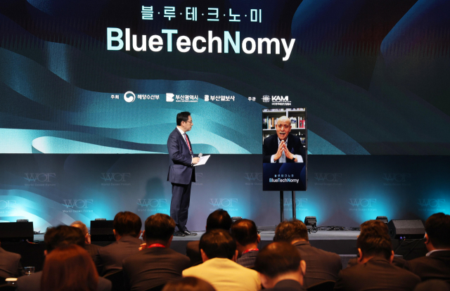 24일 부산 부산진구 롯데호텔부산에서 동서대 장제국 총장이 제러미 리프킨에게 시민들의 질문을 전달하고 있다. 정종회 기자 jjh@