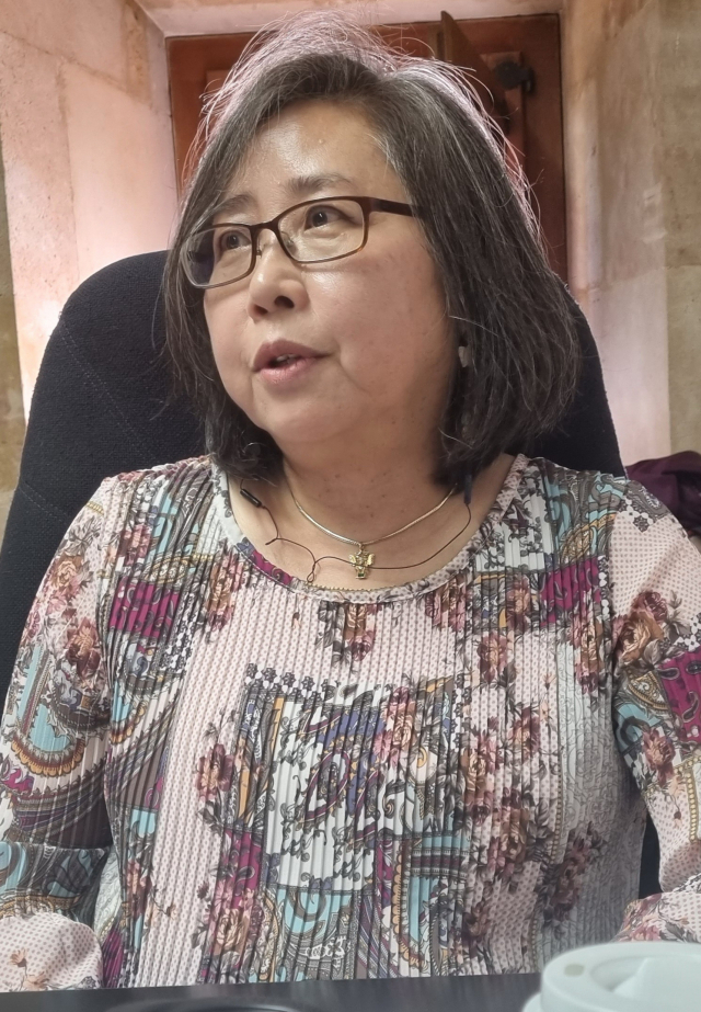 김혜정 교수가 스페인 살라망카 대학의 교수 연구실에서 <부산일보>와 인터뷰를 하고 있다. 박석호 기자