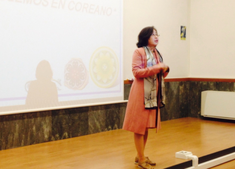 김혜정 교수가 스페인 살라망카 대학에서 한국어 강의를 하고 있다. 박석호 기자.