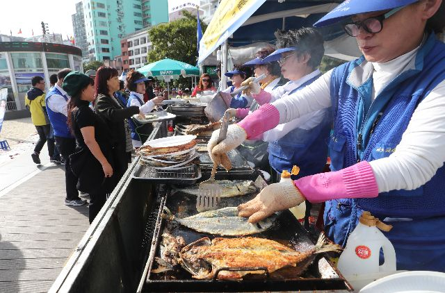 송도해수욕장에서 열린 부산 고등어 축제 국민생선인 고등어의 맛과 우수성을 알리는 부산 고등어축제가 27일 부산 송도해수욕장과 부산공동어시장 일원에서 열렸다. 송도해수욕장에서 시민들이 화덕에서 노릇하게 구워지고 있는 고등어 요리를 맛보고 있다. 이재찬 기자 chan@ 2019.10.27 부산일보DB