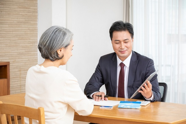 2021년 기준으로 65세 이상 내국인 862만명 중 연금을 받는 사람은 777만명이고 이들이 월평균 받는 금액은 60만원이었다.(사진은 이미지 사진) 이미지투데이