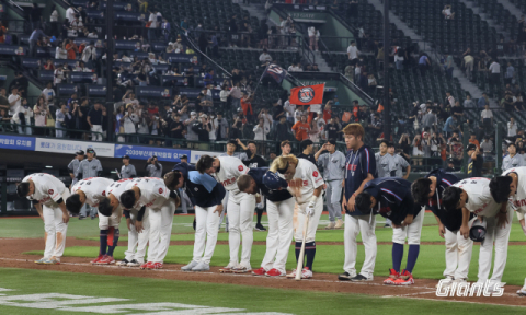롯데 자이언츠는 지난 10일 LG 트윈스와의 경기에서 0-7로 지면서 2023시즌 KBO 리그 포스트시즌 진출에 실패했다. 롯데 자이언츠 제공