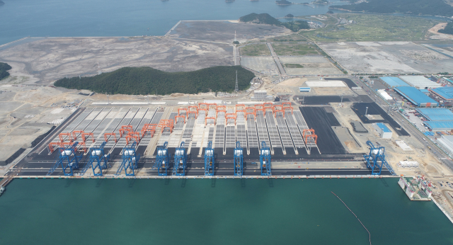 국내 최초 ‘완전자동화 항만’인 ‘부산항 신항 서컨테이너부두(서’컨’) 2-5단계’ 전경. 부산항만공사(BPA) 제공