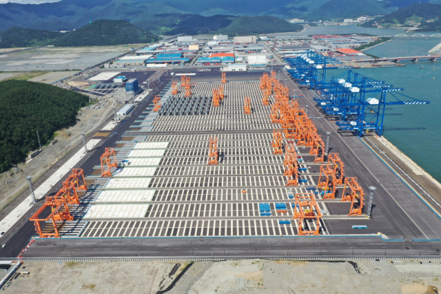 국내 최초 ‘완전자동화 항만’인 ‘부산항 신항 서컨테이너부두(서‘컨’) 2-5단계 전경. 부산항만공사(BPA) 제공
