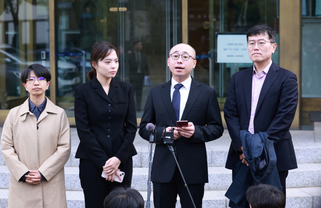 민주사회를위한변호사모임 한가람 변호사(오른쪽 두 번째)가 26일 서울 종로구 헌법재판소 대심판정 앞에서 헌법재판소의 군형법 92조의6에 대한 위헌법률심판 사건 선고 뒤 입장을 밝히고 있다. 헌재는 동성 군인 간의 성적 행위를 공간과 강제성 여부에 상관 없이 처벌하는 해당 조항에 대해 이날 재판관 5대4 의견으로 합헌 결정을 내렸다. 해당 조항을 위반한 혐의로 기소된 재판 당사자들이 낸 헌법소원은 재판의 전제성을 충족하지 못했다는 이유로 전원일치 의견으로 각하했다. 연합뉴스