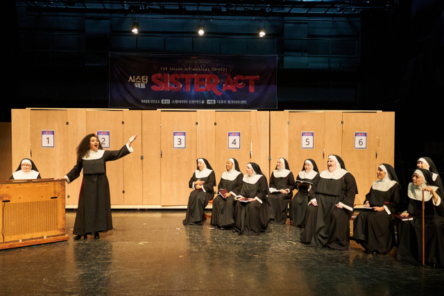 ‘EMK 인터내셔널 프로덕션’ 뮤지컬 ‘시스터 액트’가 오는 11월 4일 부산서 첫 공연을 가진다. 사진은 25일 동서대 센텀캠퍼스 블랙박스에서 열린 오픈 리허설 무대. EMK뮤지컬컴퍼니 제공
