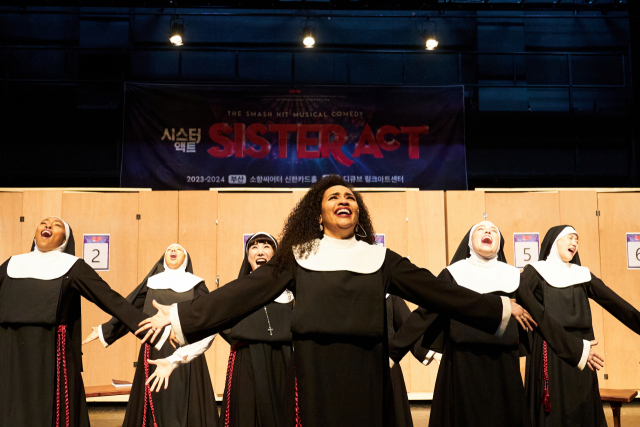 ‘EMK 인터내셔널 프로덕션’ 뮤지컬 ‘시스터 액트’가 오는 11월 4일 부산서 첫 공연을 가진다. 사진은 25일 동서대 센텀캠퍼스 블랙박스에서 열린 오픈 리허설 무대. EMK뮤지컬컴퍼니 제공
