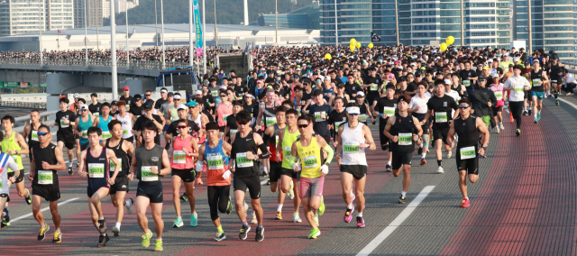 부산일보가 주최하는 ‘성우하이텍 2023 부산바다마라톤’이 오는 29일 부산 광안대교와 광안리 해변길 일원에서 열린다. 지난해 10월 대회 참가자들이 광안대교 위를 달리는 모습. 부산일보DB