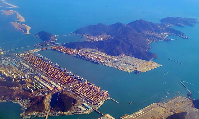 신공항 건설이 추진되는 부산 강서구 가덕도와 부산항신항. 연합뉴스