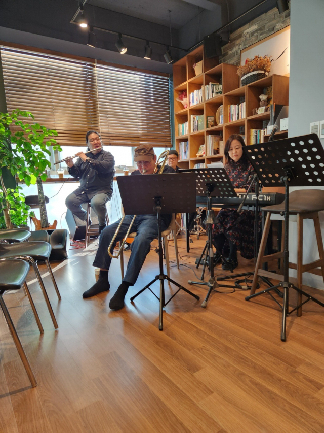 나눌락 라이브락 파쿠파쿠 공연. 남영희 제공