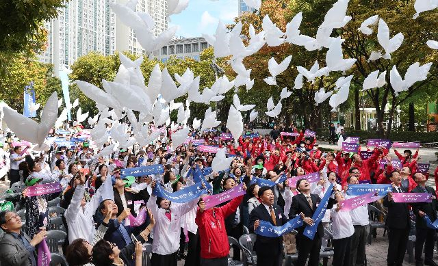 (사)2030부산월드엑스포 범시민유치위원회 등 부산의 100여개 시민단체 회원들이 지난 10일 오후 부산시청 녹음광장에서 열린 ‘부산세계박람회 유치 다짐 시민선포식’에서 박람회 유치를 기원하는 소망 비둘기 날리기 퍼포먼스를 하고 있다. 정종회 기자 jjh@