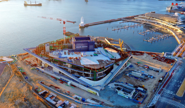 부산시가 부산항 북항 1단계 재개발구역 내 부산 오페라하우스 전면부 파사드 건립 공법을 ‘트위스트’로 최종 결정하고, 내년 2월부터 중단됐던 공사를 재개하기로 했다. 부산일보DB