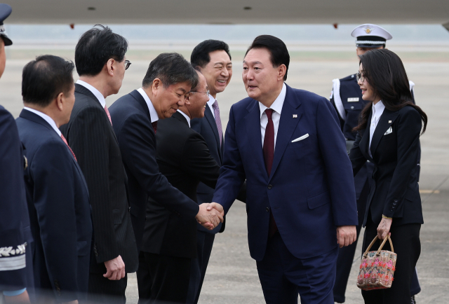 중동 순방을 마친 윤석열 대통령이 26일 성남 서울공항을 통해 귀국, 김대기 비서실장 등과 인사하고 있다. 연합뉴스