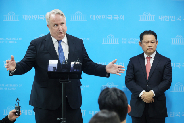 국민의힘 인요한 혁신위원장이 26일 국회 소통관에서 기자회견을 열고 혁신위원 인선 배경을 밝힌 뒤 백브리핑을 하고 있다. 국민의힘은 이날 최고위원회의에서 혁신위원 인선안을 의결했다. 연합뉴스