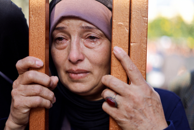 26일(현지 시간) 가자지구 남부 칸 유니스의 병원에서 팔레스타인 여성이 시신을 보며 눈물을 흘리고 있다. 로이터연합뉴스