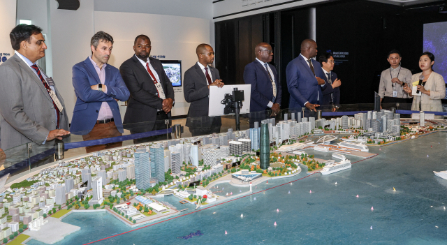 2023세계어촌대회에 참석했던 태평양도서국, 아프리카 등 14개국 수산 장차관이 지난 9월 부산항국제전시컨벤션센터 내 북항 홍보관에서 2030부산엑스포 박람회장에 대한 설명을 듣고 있다. 김종진 기자 kjj1761@