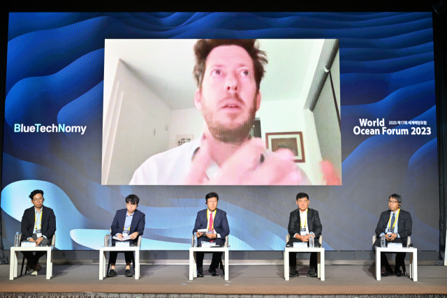 유니버시티칼리지런던 트리스탄 스미스 교수(화면)가 26일 롯데호텔부산에서 열린 제17회 세계해양포럼 해운·항만 세션에서 해운·항만의 탄소중립을 주제로 발언하고 있다. WOF사무국 제공