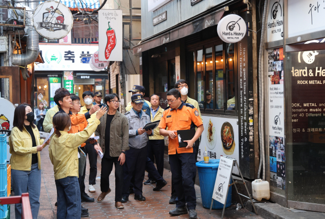 핼러윈 데이를 앞두고 26일 오후 부산 서면 젊음의 거리 일대에서 부산진구청과 경찰서, 소방서 관계자들이 합동점검을 하고 있다. 이재찬 기자 chan@