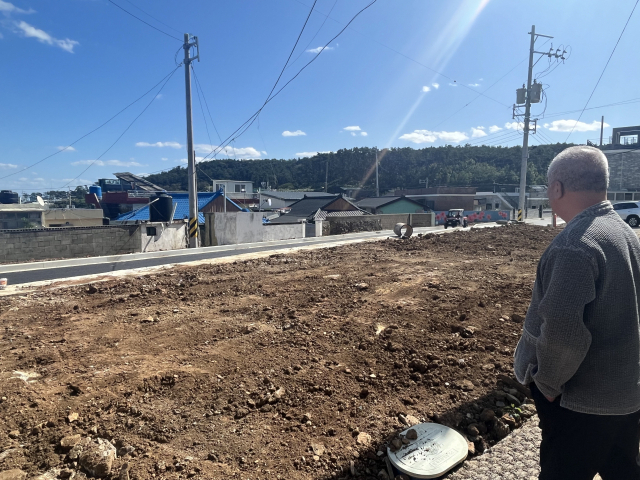 부산 기장군 일광읍 학리 266-8번지에 위치한 주택의 소유자인 박만조(63)씨가 집이 있었던 땅을 바라보고 있다. 양보원 기자 bogiza@busan.com