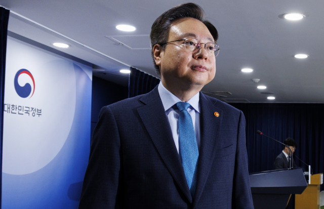 조규홍 보건복지부 장관이 26일 오전 서울 종로구 정부서울청사에서 열린 지역 및 필수 의료 혁신 이행을 위한 추진계획 관련 브리핑을 마친 뒤 회견장을 떠나고 있다. 이날 발표에서 정부는 애초 밝혔던 대로 2025학년도부터 의대 정원을 증원하되, 대학의 사정에 따라서는 2026학년도 이후 단계적으로 정원을 늘리는 방안을 발표했다. 연합뉴스