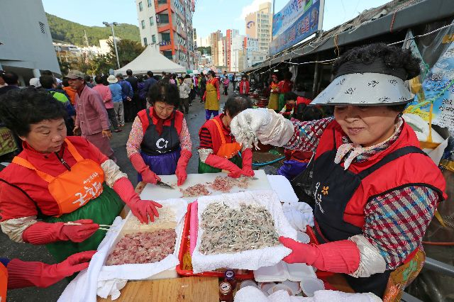 다대포 앞바다에서 잡아 올린 방어와 전어 등 각종 해산물을 맛볼 수 있는 '제4회 다대포어항 문화축제'가 열린 21일 오후 행사장인 사하구 다대동 수협공판장 앞에서 상인들이 할인행사를 열고 있는 활어회를 장만하고 있다. 김경현 기자 view@ 2013.10.21 부산일보DB