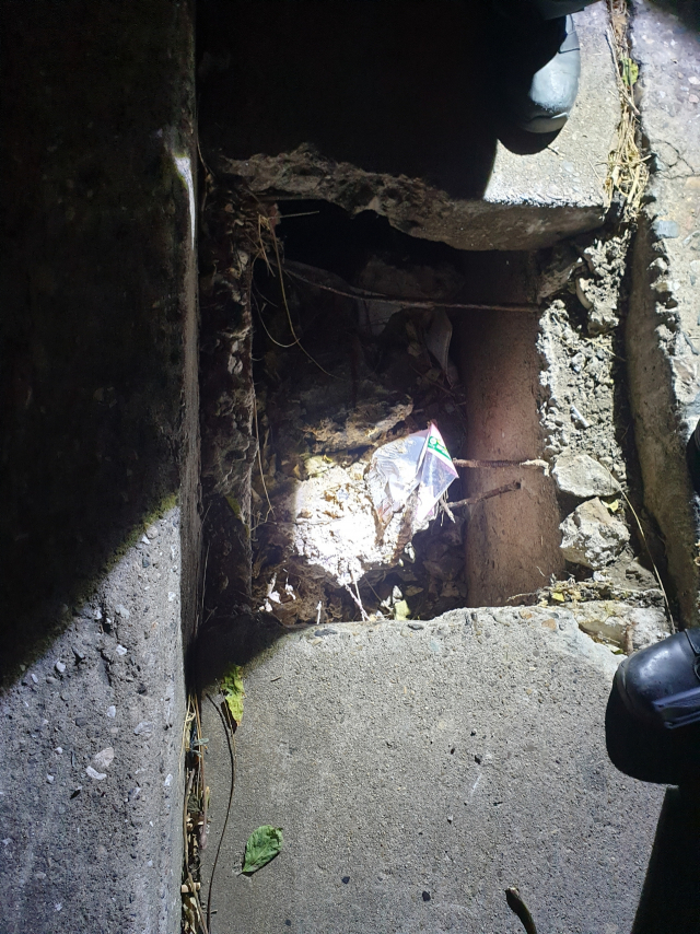 26일 50대 여성 A 씨가 가로, 세로 50cm 크기의 하수구에 빠져 갈비뼈가 부러지는 봉변을 당했다. 사진은 A 씨가 빠졌던 하수구 모습. 독자 제공