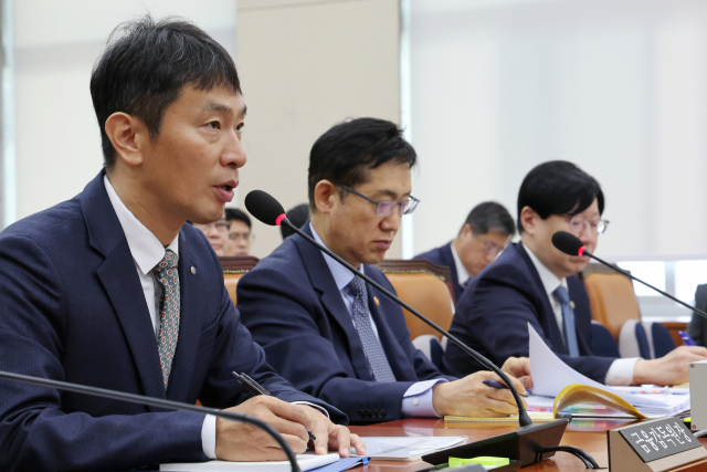 이복현(왼쪽) 금융감독원장(왼쪽)과 김주현(가운데) 금융위원장이 27일 국회에서 열린 정무위원회 국정감사에서 의원 질의에 답하고 있다. 연합뉴스