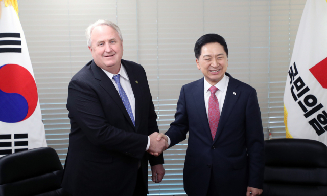 국민의힘 인요한 혁신위원장이 ‘통합과 희생’을 당 쇄신의 방향으로 제시하며 본격적인 혁신 행보에 나섰다. 국민의힘 김기현 대표와 인요한 혁신위원장이 지난 23일 국민의힘 중앙당사에서 만나 악수하고 있다. 연합뉴스