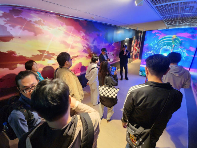 26~29일 부산 부산진구 KT＆G 상상마당에서 열린 제7회 부산웹툰페스티벌에 참가한 일본 작가에게 웹툰페스티벌 관계자가 전시에 대해 설명을 하고 있다. 부산정보산업진흥원 제공