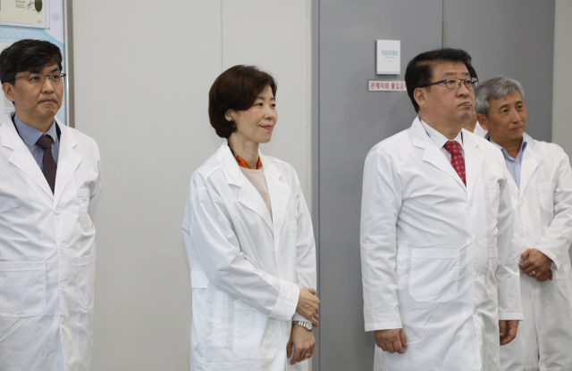 조성경(왼쪽 두 번째) 과학기술정보통신부 제1차관이 30일 오후 대전 유성구 GS칼텍스기술연구소에서 열린 '합성생물학 핵심기술개발 및 확산전략 현장발표회'에서 미생물 설계제작 테스트 실험실, 대량생산을 위한 파일럿 시설 등을 참관하고 있다. 과기정통부 제공